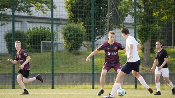 Studenten beim Fußball spielen