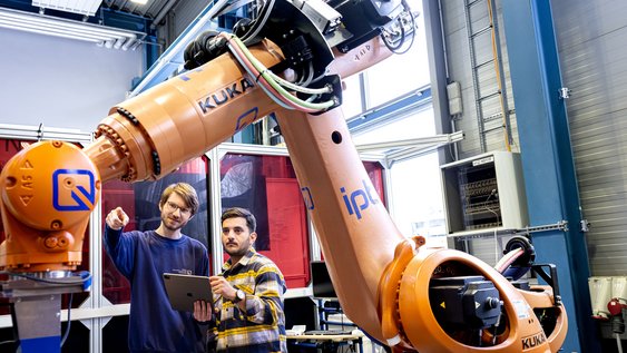 Zwei Studierende steuern einen Roboter der Fakultät Maschinenbau an der Ostfalia Hochschule in Wolfenbüttel.
