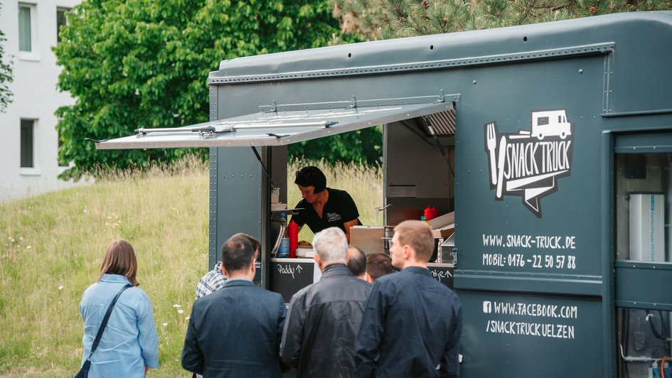 Gäste stehen am Foodtruck an.