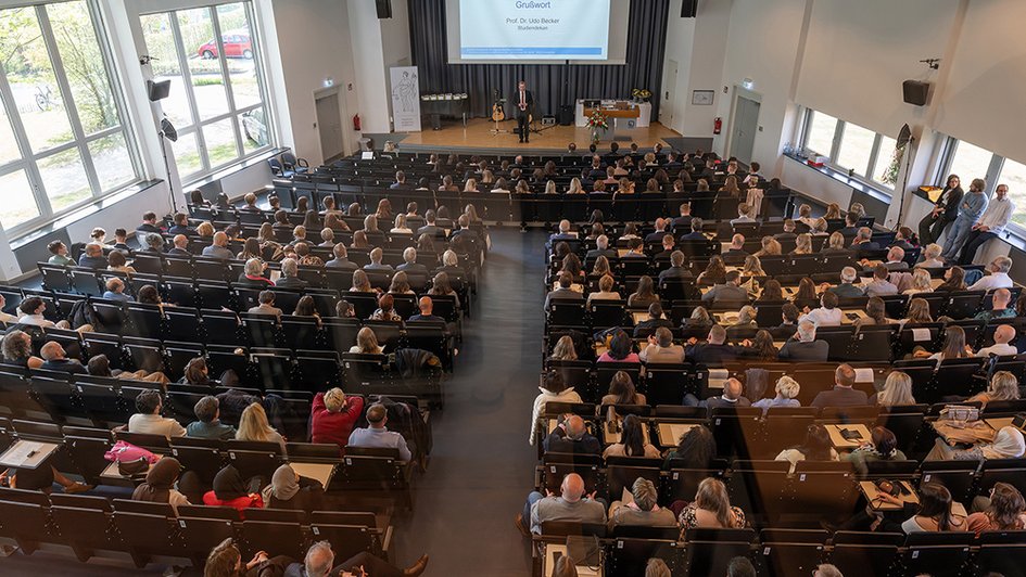 Blick in die Aula bei der Absolvent*innenfeier der Fakultät Recht der Ostfalia Hochschule in Wolfenbüttel.