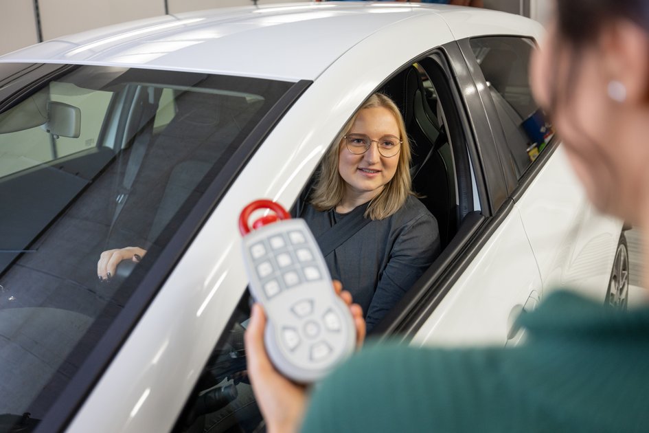 Zwei Studierende der Ostfalia Hochschule an einem Teststand für Pkw. Am Campus Wolfsburg kann man unter anderem Wirtschaftsingenieurwesen Automobiltechnologie studieren.