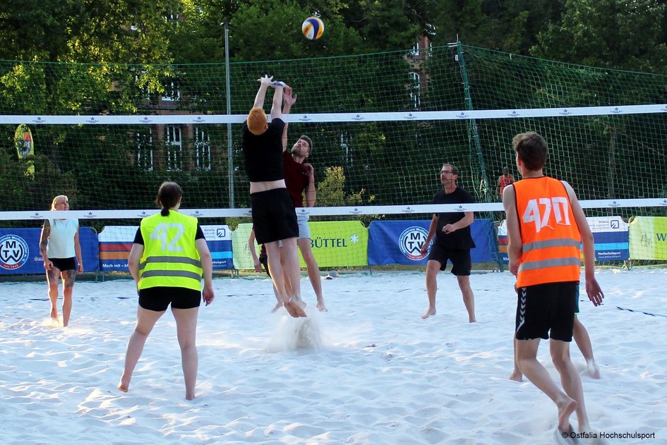 Menschen spielen Beach Volleyball