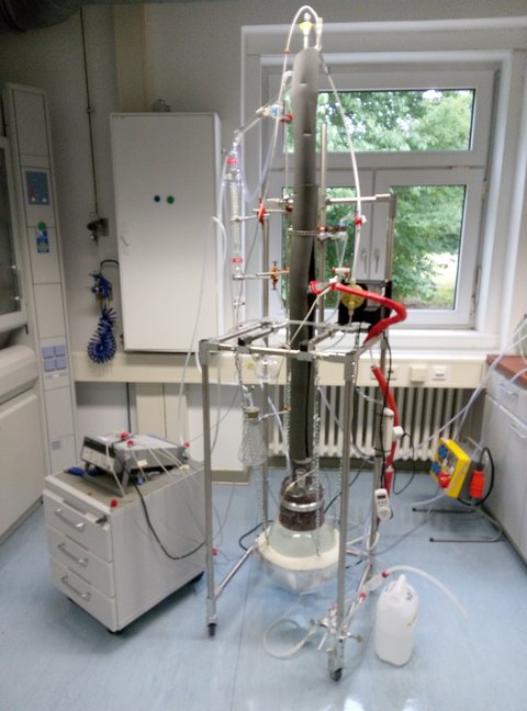 Nahaufnahme Kolonnensysteme zur Produktaufbereitung im Labor für Bioverfahrenstechnik