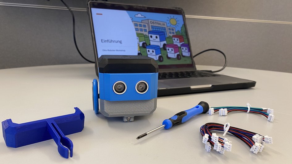 Der Otto-Roboter, ein Laptop, Kabel und Werkzeug.