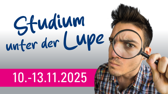 Eine männlich gelesene Person hält sich eine Lupe vor das Auge. Links steht der Schriftzug "Studium unter der Lupe", sowie die Daten 10.-13.11.2025