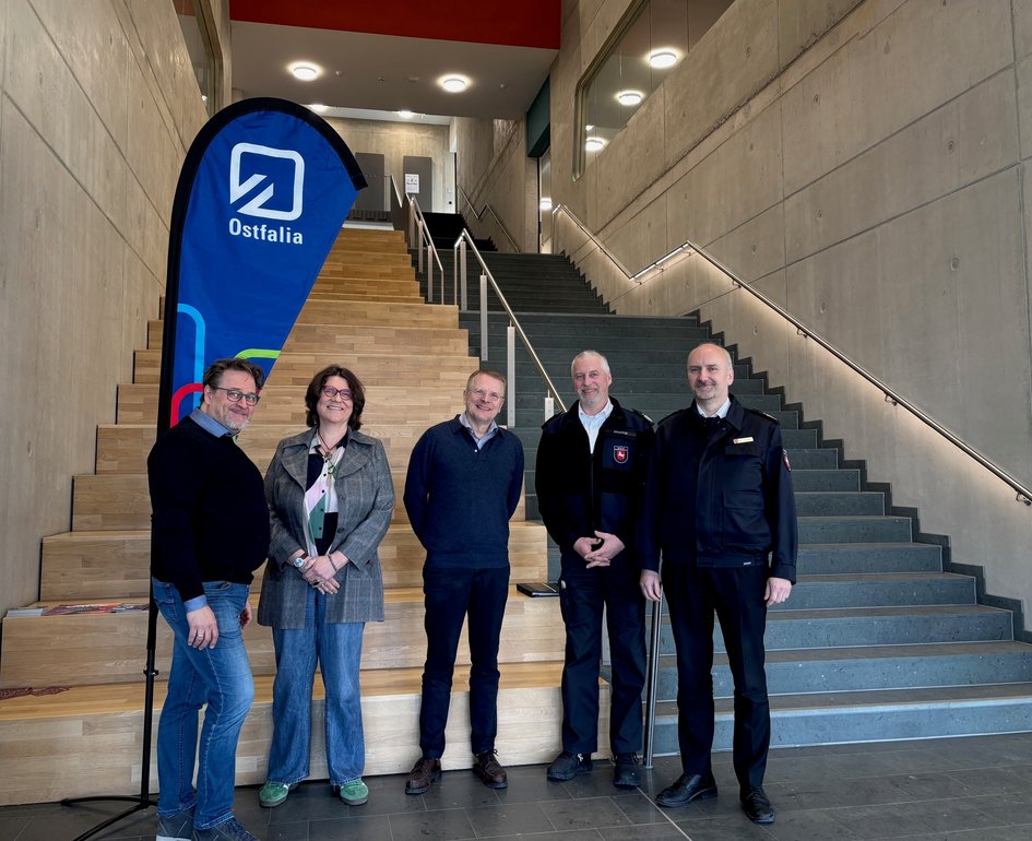 BEscu des NLBK mir Günter Meyer, Ilka Benner und Erpho Bell im Treppenhaus G