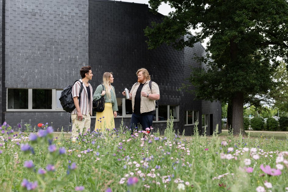 Press photo (Marek Kruszewski/Ostfalia): Students in front of Ostfalia University on the Wolfenbüttel campus. Under the motto "Together we know more", the third climate forum of the city of Wolfenbüttel will take place here on 16 April