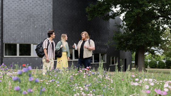 Press photo (Marek Kruszewski/Ostfalia): Students in front of Ostfalia University on the Wolfenbüttel campus. Under the motto "Together we know more", the third climate forum of the city of Wolfenbüttel will take place here on 16 April