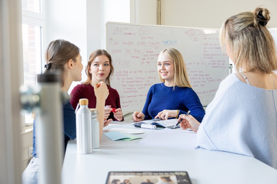 Studierende der Ostfalia Hochschule am Campus Salzgitter. Dort kann man unter anderem Marketing studieren.