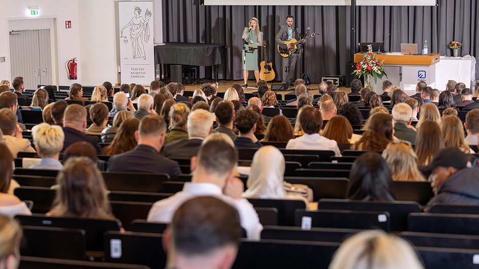 Pressefoto (Alec Pein/Ostfalia): Sorgten für Stimmung: Der Live-Act ”Perceived as One“ bei der Abschlussfeier der Fakultät Recht am Campus Wolfenbüttel.