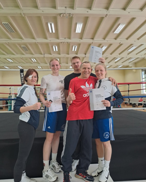 Theda zusammen mit anderen Sportler:innen auf dem Treppchen. (öffnet Vergrößerung des Bildes)