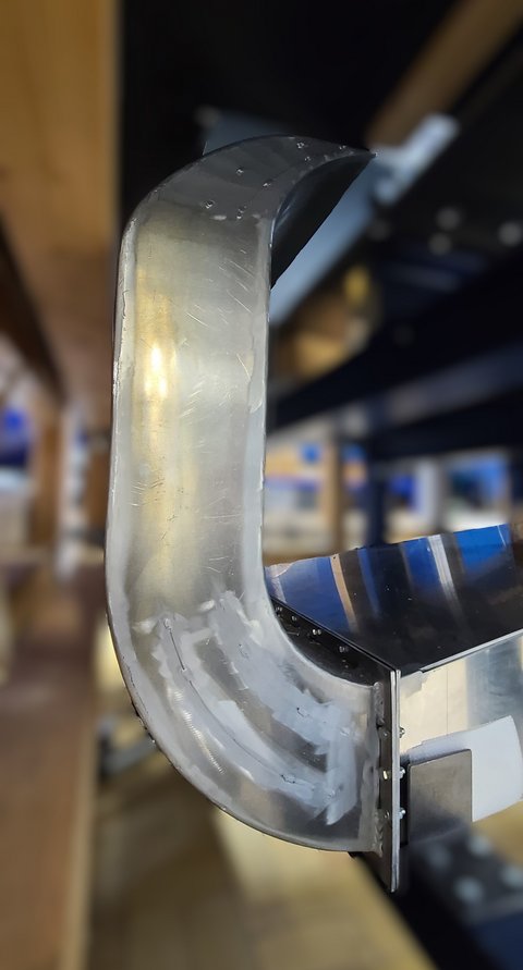 Umlenkecke mit Umlenkflügeln der GrenzschichteinblasungFak. Maschinenbau - IKAM - HUMProf. Klinge (öffnet Vergrößerung des Bildes)