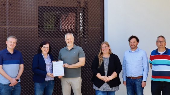 v.l.n.r.: Professor Klaus Nelting, Anne Rickmeyer, Direktorin des NLWKN, Thorsten Albers, Dekan der Fakultät Bau-Wasser-Boden, Sabrina Lorenz, Geschäftsbereichsleiterin Zentrale Aufgaben des NLWKN, Heiko Marquardt, Leiter der Betriebsstelle Lüneburg, sowie Professor Klaus Röttcher.