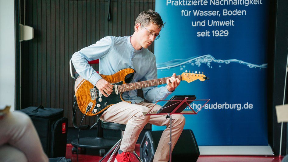 Ein Gitarrist spielt während der Feier im Audimax.