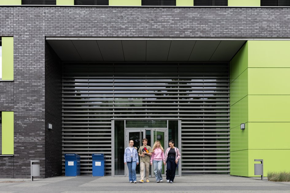 Studierende vor Hochschulgebäude