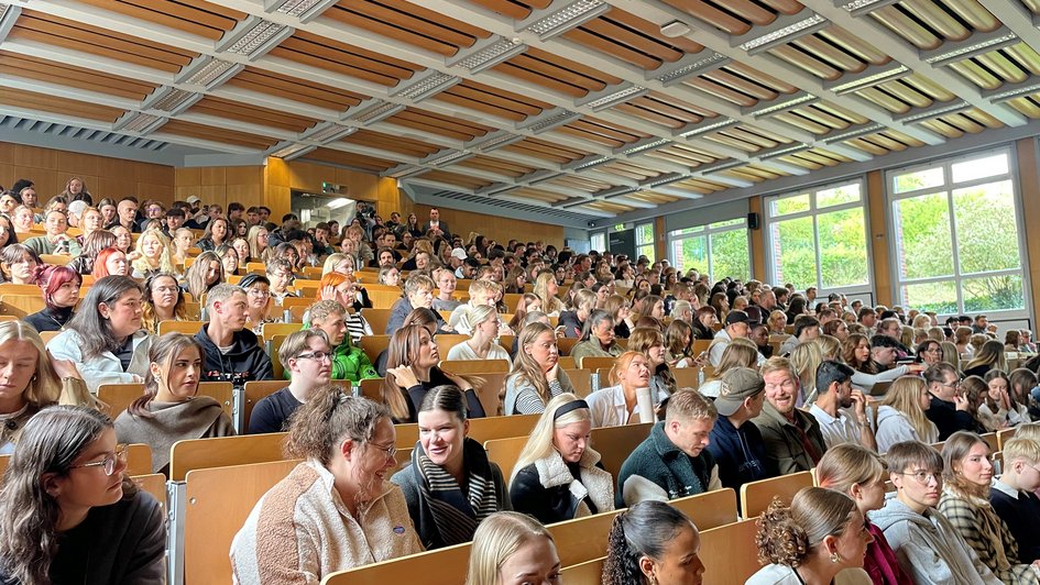 Pressefoto (Silvia Mödeker/Ostfalia): Blick in den Hörsaal bei der Erstsemesterbegrüßung am Campus Salzgitter.
