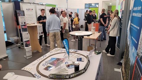 Teilnehmende bei der Recruiting Night 2024 in Wolfenbüttel. Die Ostfalia Hochschule für angewandte Wissenschaften bietet zahlreiche Studiengänge im Praxisverbund an.