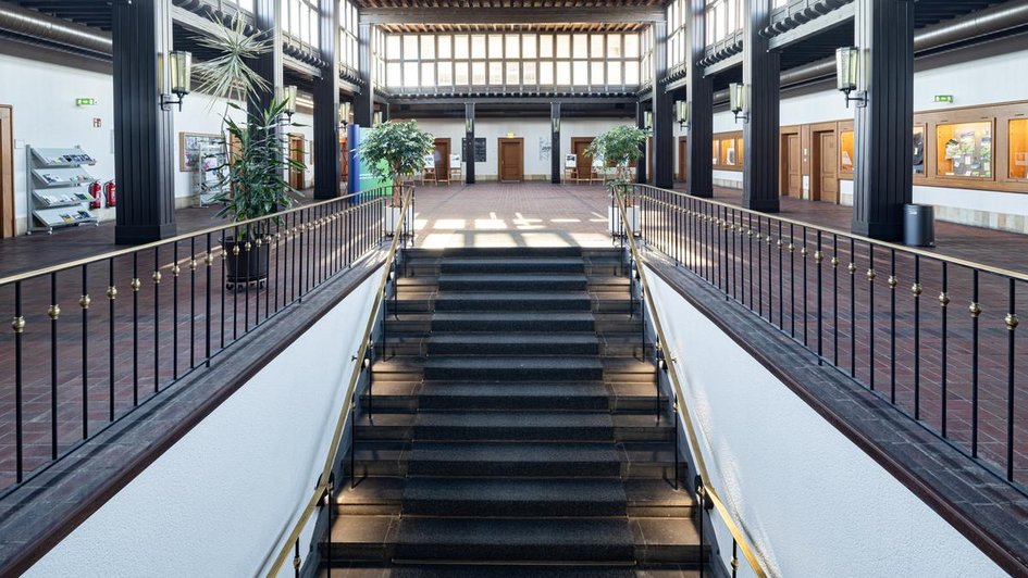 Treppenaufgang zur Lohnhalle des ehemaligen Erzbergbaubetriebes am Ostfalia-Campus Salzgitter. 