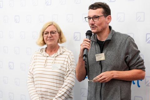 Helge Keller begrüßt zusammen mit Bettina Denecke alle Anwesenden. (öffnet Vergrößerung des Bildes)