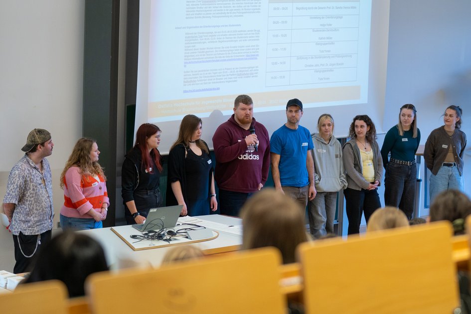 Die 10 Tutor*innen der Fakultät Soziale Arbeit stehen vorne im Hörsaal und stellen sich vor.