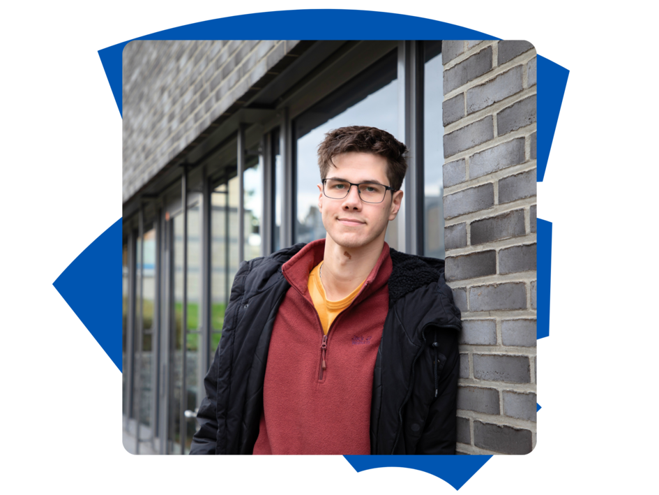 Absolvent Stefan an einer Gebäudemauer angelehnt am Campus Wolfenbüttel und schaut in die Kamera.