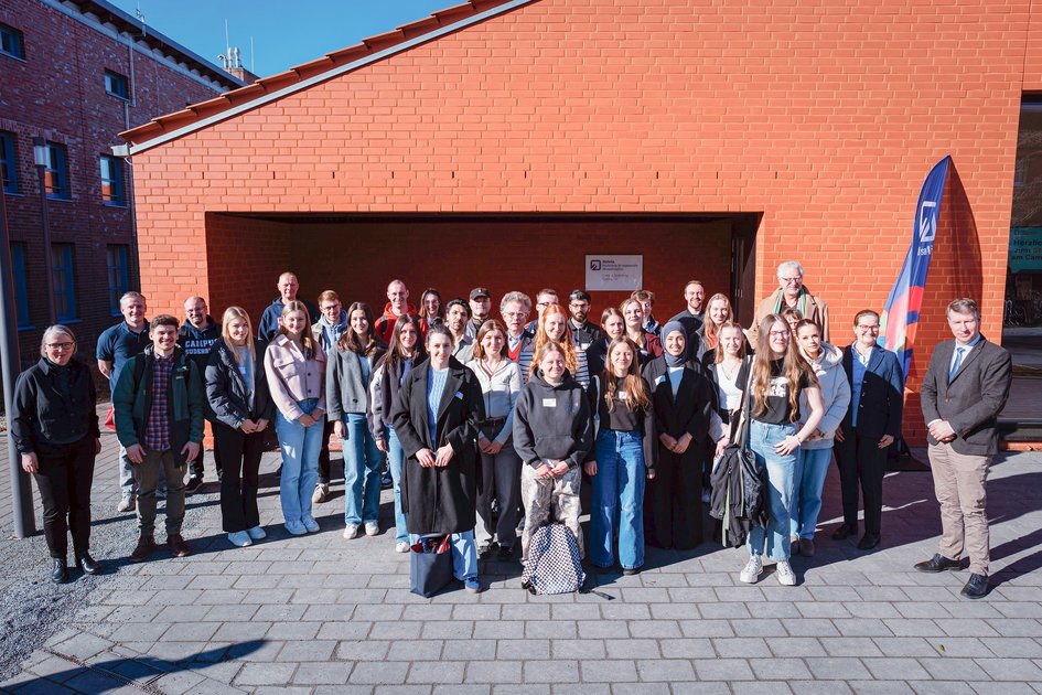 Gruppenfoto der neuen Studierenden am Campus Suderburg. Pressefoto: Leon Tonhäuser/Ostfalia