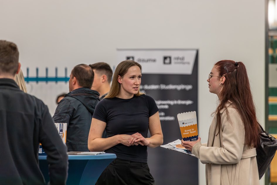Zwei Frauen unterhalten sich bei der Recruiting Night