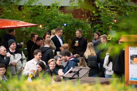 Aufnahme vom Stammtisch 2026 im Außenbereich der Fakultät Versorgungstechnik (öffnet Vergrößerung des Bildes)