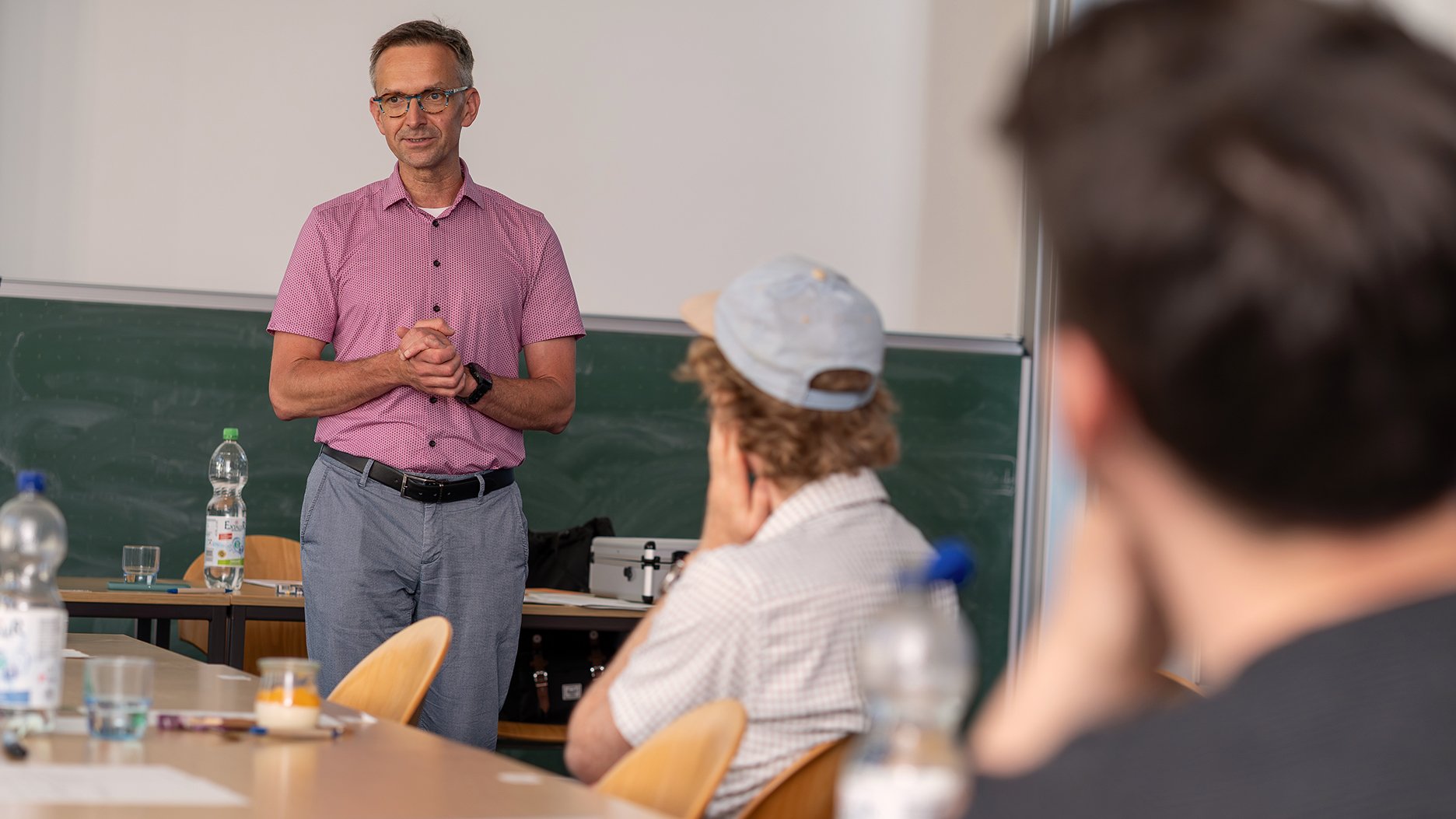 Holger Wunderlicht begrüßt TeilnehmerInnen der Lernwerkstatt