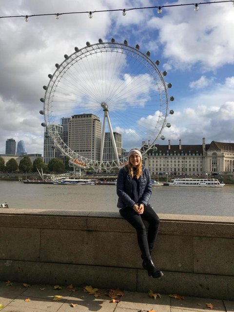 Laura vor dem Riesenrad in London (öffnet Vergrößerung des Bildes)