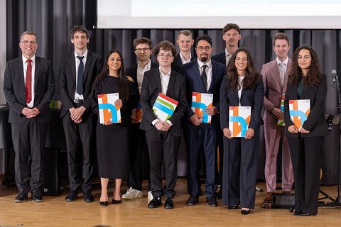 Gruppenbild der anwesenden Absolventinnen und Absolventen des Bachelor-Studiengangs Recht, Finanzmanagement und Steuern auf der Bühne. (öffnet Vergrößerung des Bildes)