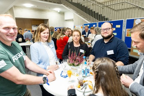 Austauschen und Netzwerken im Foyer (öffnet Vergrößerung des Bildes)
