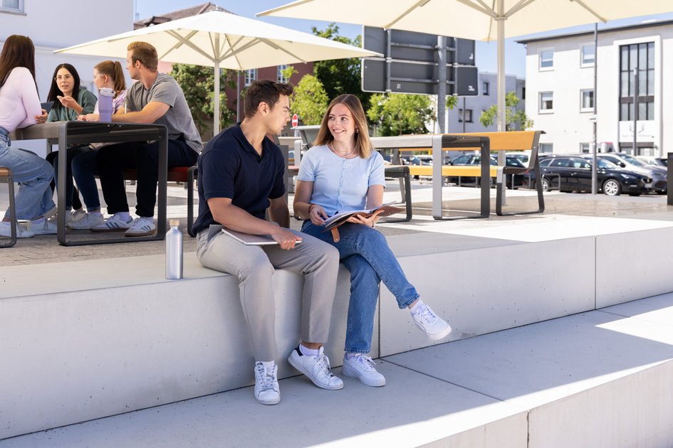 Studierende der Ostfalia Hochschule am Campus Wolfsburg. Dort kann man Smart Vehicle Systems im Praxisverbund studieren.