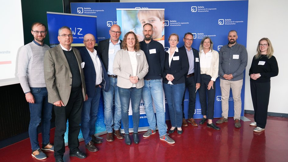 (v.l.n.r.) Sebastian Zeman-Kuhnert (Wasserverbandstag e.V.), Prof. Dr.-Ing. Klaus Röttcher (Ostfalia), Franz Antony (INGUS Ingenieurdienst Umweltsteuerung GmbH), Martin Kleingünther (Landkreis Diepholz), Kerstin Krömer (IWAG), Nils Witt (simplyst GmbH), Wiebke Arendt (Wasserverband Garbsen), Andreas Hartmann (NWZ), Pascale Rouault (Kompetenzzentrum Wasser Berlin), Clemens Löbnitz (Kreisverband der Wasser- und Bodenverbände Uelzen), Maximiliane Schöning (Wasserverbandstag e.V.). Darüber hinaus haben referiert: Karsten Specht (Oldenburgisch-Ostfriesischer Wasserverband) und Theresa Kaussen (TenneT TSO GmbH, Lehrte). Foto: Marie Ruhm/Ostfalia