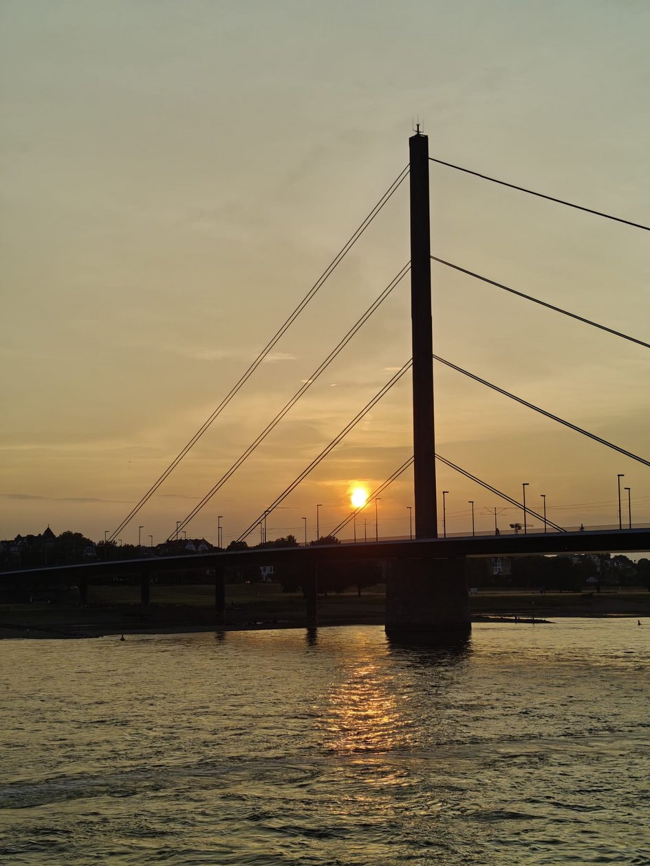 Das Rheinufer bei Sonnenuntergang