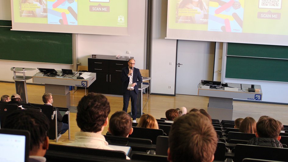 Jens Hofschröer, Dezernent für Digitales und Wirtschaft der Stadt Wolfsburg, beim Semesterauftakt der Ostfalia am Campus Wolfsburg. Pressefoto: David Mache/Ostfalia