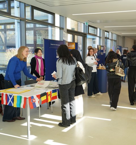 Pressefoto 3 (Nele Piltz/Ostfalia): Beim Markt der Möglichkeiten konnten die neuen Studierenden nach der offiziellen Begrüßung verschiedene studentische Initiativen und Hochschuleinrichtungen kennenlernen. (öffnet Vergrößerung des Bildes)
