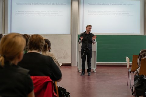 Prof Dr Timo Schreiner welcomes all participants. (opens enlarged image)