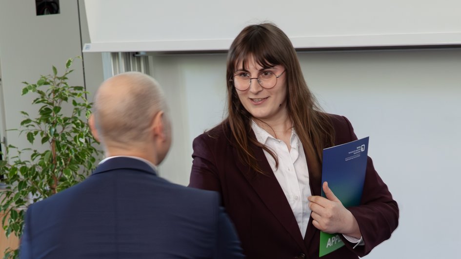 Press photo (Laurids Raue/Jennifer O'Brien/Ostfalia): Chloé Andronis was honoured for her exceptional commitment to the faculty and to the student community on the Salzgitter campus