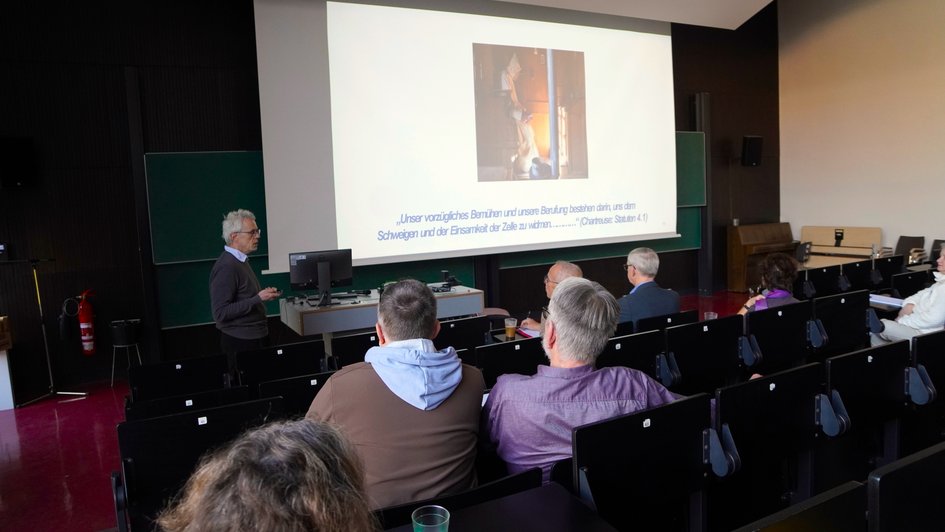 Prof. Dr. Markus Storck bei seinem Vortrag „Einsam, zweisam, dreisamund am Ende ganz allein“ im Hörsaal der Ostfalia Hochschule. 