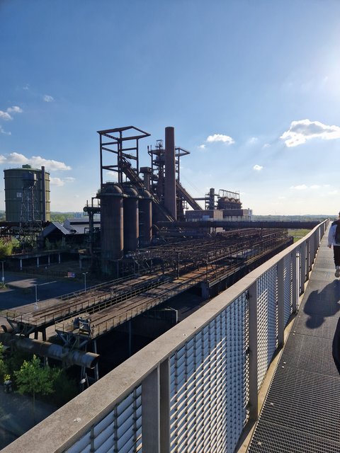 Skywalk Blick auf die Windtürme und den alten Hochofen (öffnet Vergrößerung des Bildes)