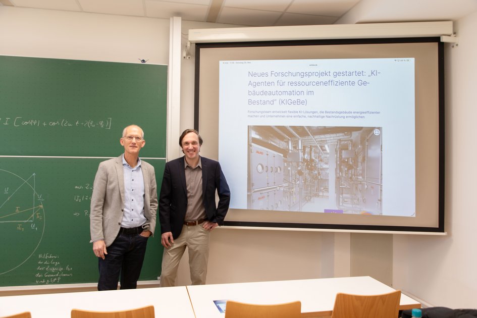Prof. Dr.-Ing. Oliver Büchel und Prof. Dr.-Ing. Matthias Puchta bei der Vorstellung des neuen Forschungsprojekts KIGeBe in einem Hörsaal am Campus Wolfenbüttel. 
