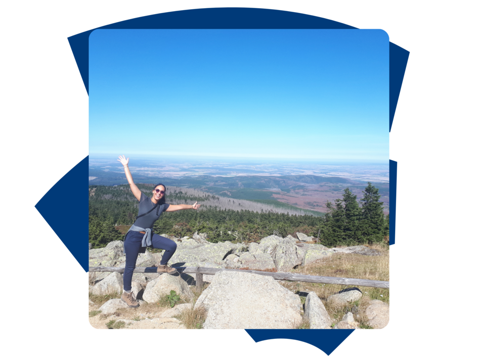 Bild von Alumna Natalie Chamier beim Wandern in den Bergen