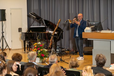 Géza Gál spielt auf der Bühne eine Trompete. (öffnet Vergrößerung des Bildes)