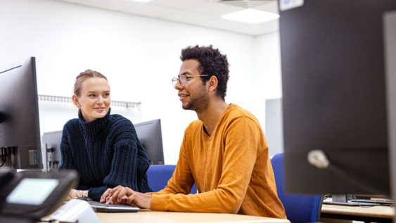 2 Studierende arbeiten am PC 