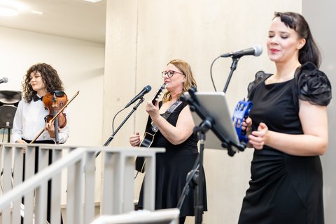 die drei Musikerinnen der Band Bring Me Roses (öffnet Vergrößerung des Bildes)