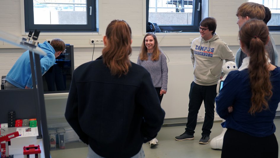 HEG-Schülerinnen und Schüler im Logistiklabor