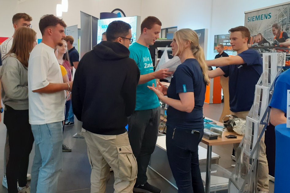 Studierende der Ostfalia Hochschule tauschen sich mit Unternehmensvertretern aus. Am Campus Salzgitter kann man unter anderem Logistikmanagement im Praxisverbund studieren.