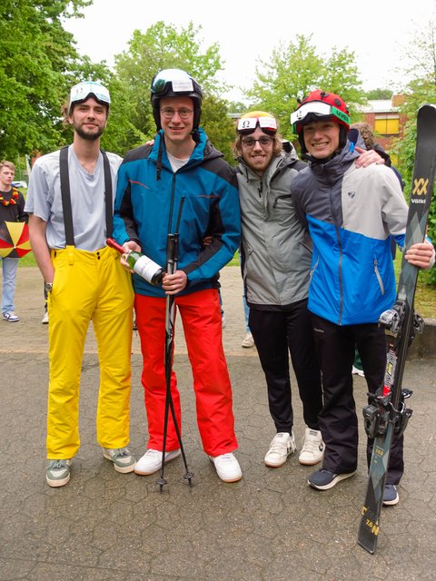 Gruppenbild eines Teams bestehend aus vier Studenten in Ski-Kleidung. (öffnet Vergrößerung des Bildes)