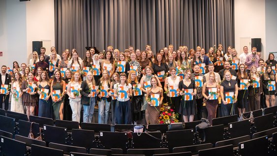 Gruppenfoto aller Absolvent*innen des Sommersemester 2026